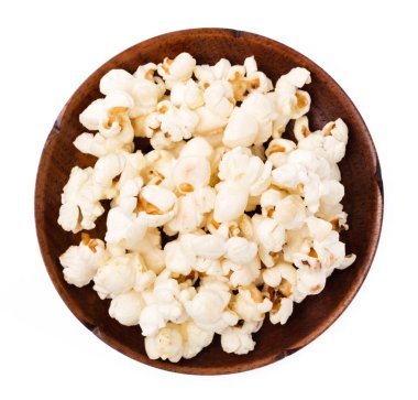 Beyaz arka planda izole edilmiş patlamış mısır tabağı.