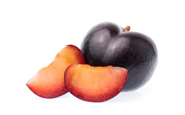 Beyaz arka plan üzerinde izole dilim Erik