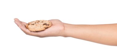 El ele tutuşan kurabiyeler beyaz arka planda izole edilmiş çikolatalı bisküviler