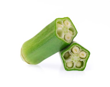 Genç bamyanın kesimi beyaz arkaplanda izole edildi