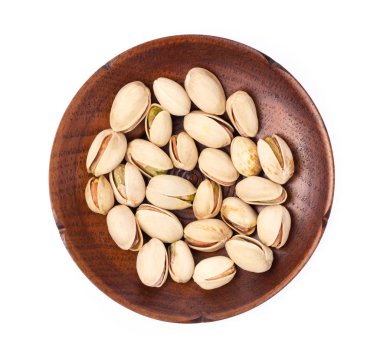 Ahşap fındık tabağı beyaz arka planda izole edilmiş.