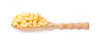 Beyaz arka planda izole edilmiş kepçe içinde makarna.