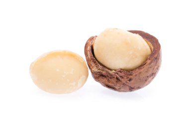 Macadamia fındığı beyaz arkaplanda izole edildi.