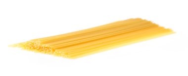 Beyaz arka planda soyutlanmış çiğ spagetti.