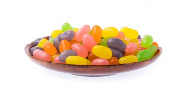 Beyaz arkaplanda izole edilmiş tabakta jöleli şeker