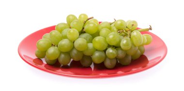 Beyaz arkaplandaki yeşil üzümler