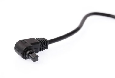 Bağlayıcı kulaklıklar için kablolar beyaz arkaplanda izole edildi