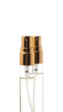 Beyaz arka planda izole edilmiş parfüm şişesi.