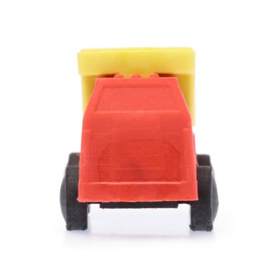 Kauçuk silgi kırmızı araba beyaz arkaplanda izole edildi