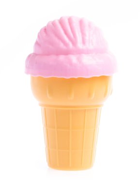 Beyaz arka plan üzerinde izole çilekli dondurma koni
