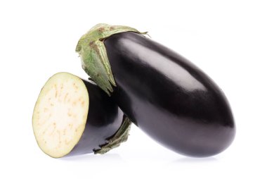 Beyaz arka planda izole edilmiş taze patlıcan kesimi