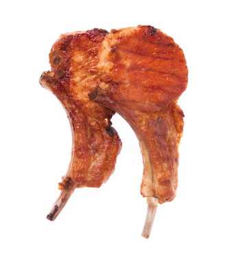 Beyaz arka planda ızgara domuz pirzolası.