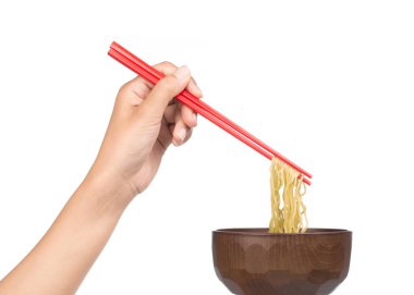 Çin vermicelli yemek çubukları ve beyaz arka planda izole edilmiş kase.