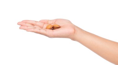 Beyaz arkaplanda el ele tutuşan badem