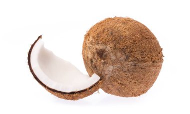 Eski kırık parçalar halinde ve beyaz arka plan üzerinde yığılmış organik hindistan cevizi meyve hindistancevizi brown