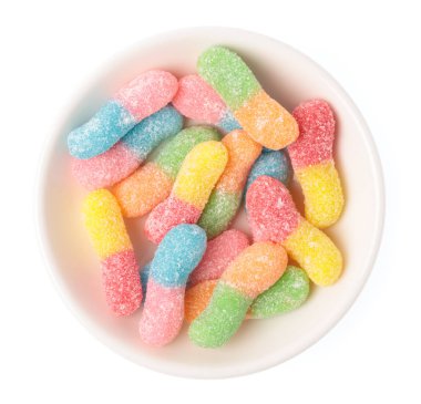 Beyaz arkaplanda izole edilmiş jöle şekerleri tabağı