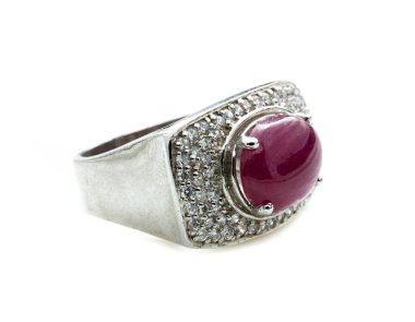 Beyaz arkaplanda pembe yakut yüzük