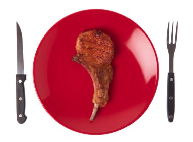 Izgara domuz kaburgası. Çatal ve bıçakla birlikte beyaz arka planda.