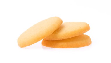 Beyaz arkaplanda izole edilmiş tereyağlı kurabiyeler