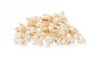 Beyaz arkaplanda izole edilmiş patlamış mısır yığını.