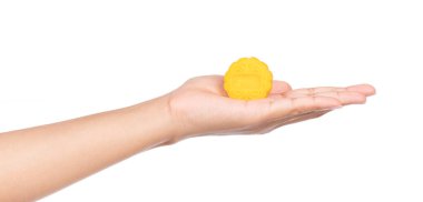 Beyaz arka planda el ele tutuşan ay pastası