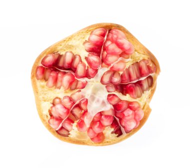 Beyaz arkaplanda yalıtılmış nar meyveleri.