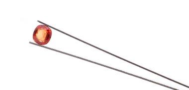 turuncu değerli taş beyaz arkaplanda izole edilmiş