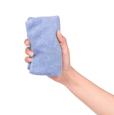 El ele tutuşan turuncu ve yeşil havlular beyaz arka planda izole edilmiş..