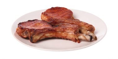 Beyaz arka planda ızgara domuz pirzolası.