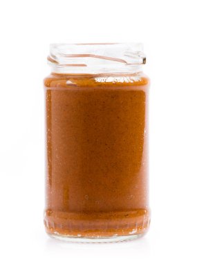 Beyaz arka planda izole edilmiş şişedeki baharatlar.