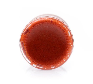 Beyaz arka planda izole edilmiş şişedeki baharatlar.