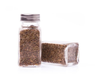 Beyaz arka planda izole edilmiş bir şişe dereotu tohumu.