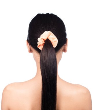 Beyaz arka planda saç bandı takmış genç bir kadının portresi..