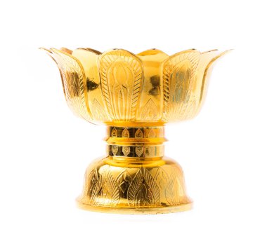 Beyaz arkaplanda yalıtılmış kaidesi olan altın tepsi