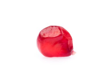 Beyaz zemin üzerinde izole edilmiş nar tohumu