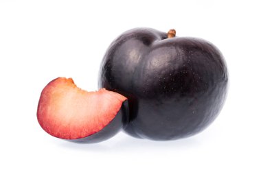 Beyaz arka plan üzerinde izole dilim Erik