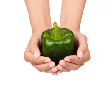 Yeşil biber beyaz arka plan üzerinde izole tutan el