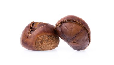 Kestaneler beyaz arkaplanda izole edilmiş