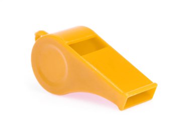 Beyaz arka planda izole edilmiş sarı spor düdüğü