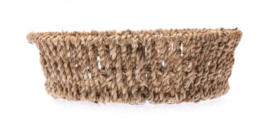 Boş hasır sepet beyaz arkaplanda izole edildi