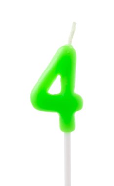 Dört numaralı mum beyaz arkaplanda izole edilmiş.