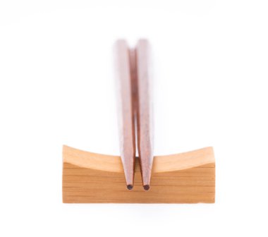 Beyaz arka planda izole edilmiş tahta çubuklar.