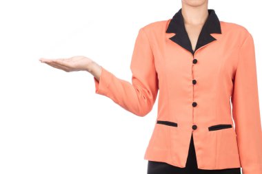 Turuncu gömlekli güzel kadın, projeyi beyaz arkaplanda izole olarak sunar.