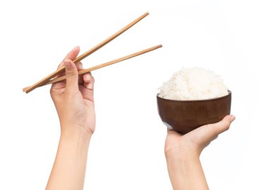 Beyaz arka planda izole edilmiş çubuklu pirinç kasesi.