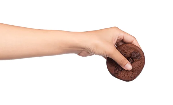 手拿着用白色背景隔开的巧克力片饼干 — 图库照片
