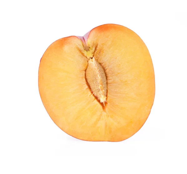 スライス熟したルビー梅の果実白い背景に隔離された — ストック写真