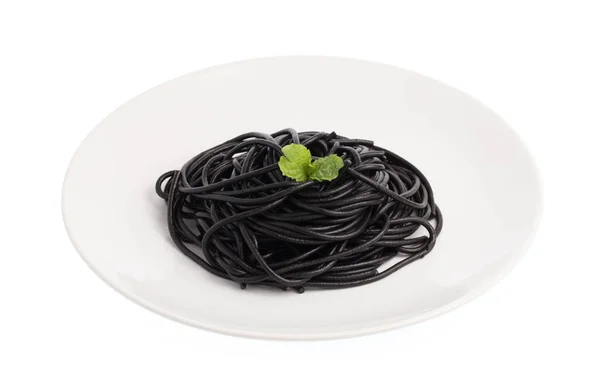 Rol Zwarte Spaghetti Pasta Een Schotel Geïsoleerd Witte Achtergrond — Stockfoto