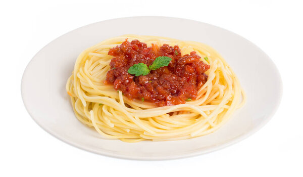Спагетти с томатной пастой в блюде на белом фоне
