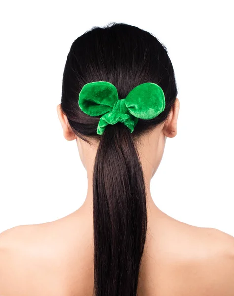 Retrato Uma Jovem Com Arco Verde Cabelo Isolado Fundo Branco — Fotografia de Stock