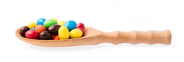 Hout Lepel Van Kleurrijke Chocolade Snoepjes Knoppen Geïsoleerd Witte Achtergrond — Stockfoto